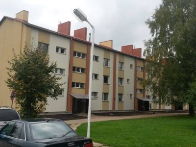 Daudzstāvu ēkas fasādes un jumta nomaiņa