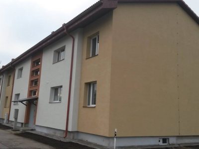 Daudzstāvu ēkas fasādes un jumta nomaiņa Jelgavā