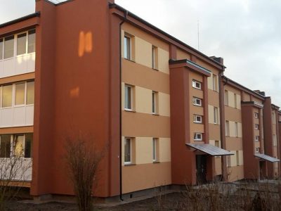 Daudzstāvu ēkas fasādes un jumta nomaiņa Rīgā