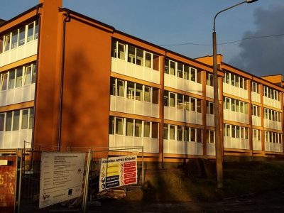Daudzstāvu ēkas fasādes un jumta nomaiņa