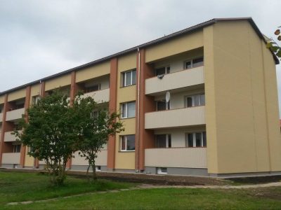 Daudzstāvu ēkas fasādes un jumta nomaiņa Valmierā