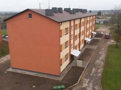 Daudzstāvu ēkas fasādes un jumta nomaiņa