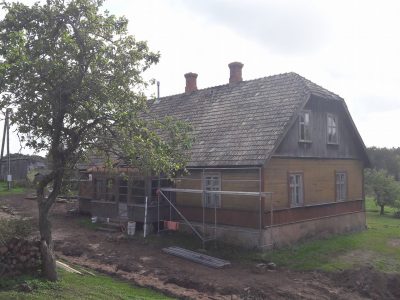 Ēka pirms jauna jumta nomaiņas