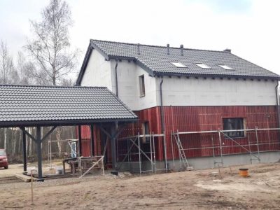 Celtnieki veic jumta maiņu