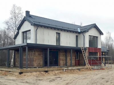 Ēkai uzstādīts kvalitatīvs jumta segums