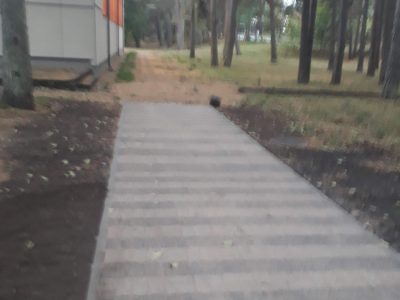 Pastaigu taku būvniecība ar dažādiem segumiem