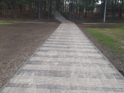 Pastaigu taku būvniecība ar dažādiem segumiem