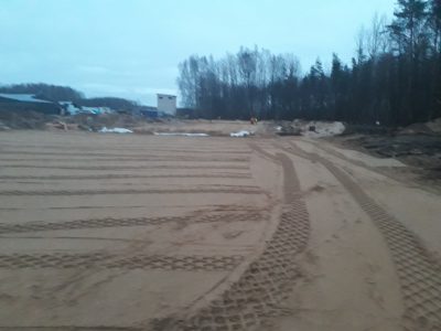 Darbinieki ar tehniku veic teritorijas līdzināšanas darbus