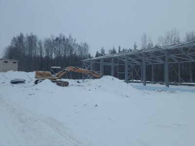 Uzstādīts angāra karkass