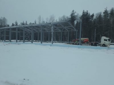 Uzstādīts angāra karkass