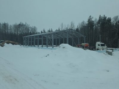 Uzstādīts angāra karkass