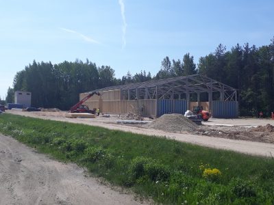 Darbiniekie veic būvniecības darbus