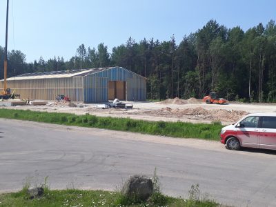 Darbiniekie veic būvniecības darbus