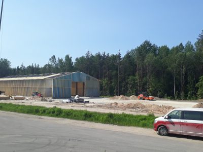 Darbiniekie veic būvniecības darbus