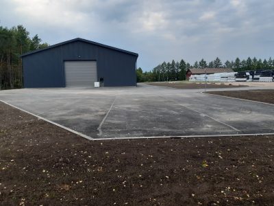 Angāra teritorija ar asfalta segumu