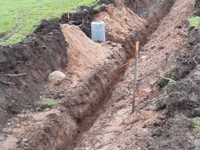 Darbinieki veic sagatavošanas darbus ietvju izveides uzsākšanai