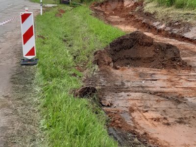 Darbinieki veic sagatavošanas darbus ietvju izveides uzsākšanai