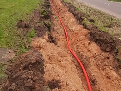 Darbinieki veic sagatavošanas darbus ietvju izveides uzsākšanai